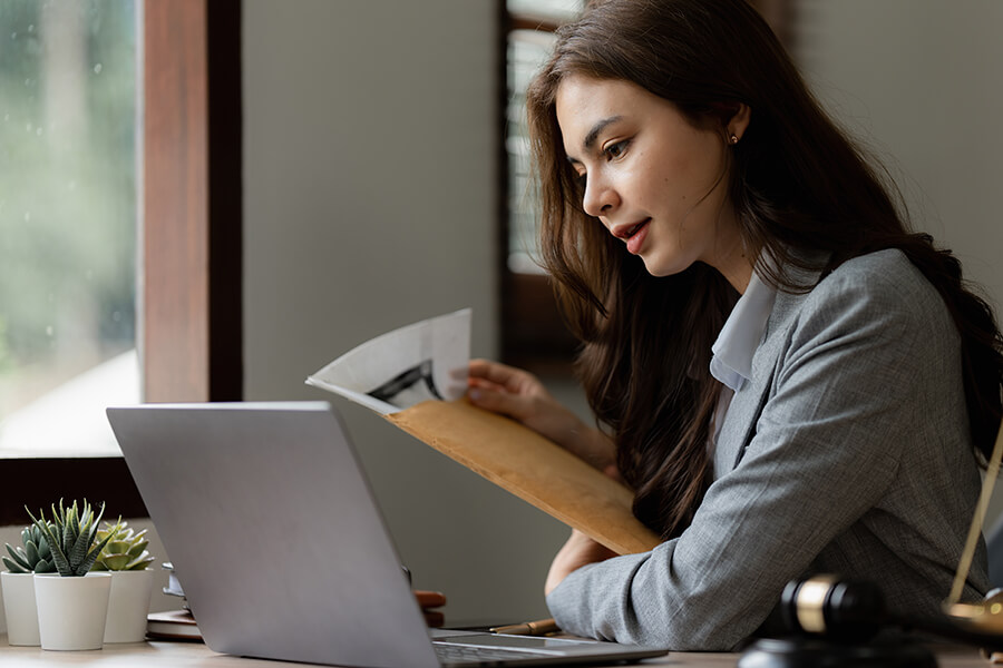 Empresa busca abogada